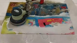 这块地毯是救过主人的命吗？再脏也不能扔，一定要交给专业大哥洗干净！