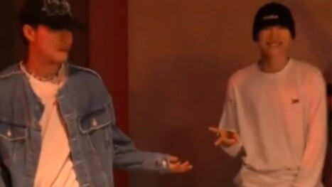 Why doesn't badalee take photos of the male dancers' hands? badalee howl