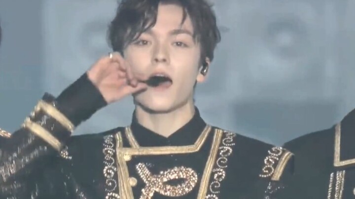 Buổi concert của SEVENTEEN: “Crush” + “Rock with you” – Hoàng tử hạ phàm! Rạo rực máu lửa!