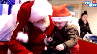 圣诞老人意识到小女孩是一个聋哑人，所以他用手语和小女孩交流。