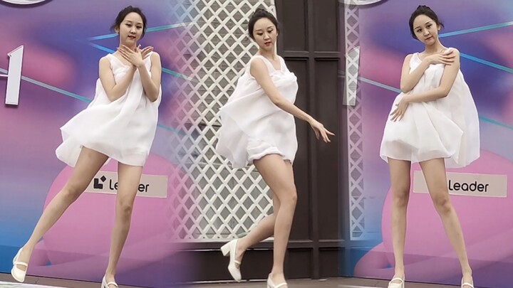Little Girlfriend "Night" Yilin dances in the wind, a gentle little girl