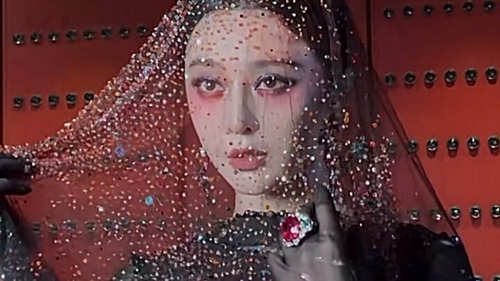 Ternyata gaun ini dirancang khusus untuk Fan Bingbing dan seharusnya dipakai sebagai penutup peragaa