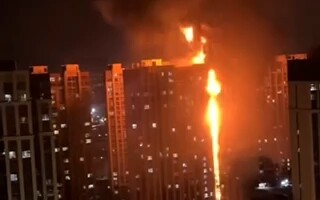It’s terrifying: A fire in a Hebei residential complex spread to the rooftop in just 30 seconds!