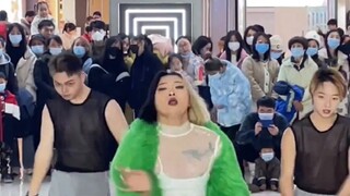 [Ai nhảy theo bài hát] Bản tái hiện siêu phẩm đầu tiên của Hwasa trong MV I'm a bich road show tại H