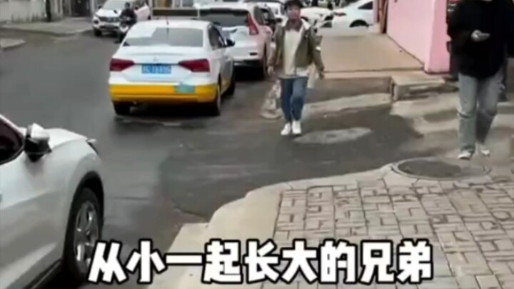 After watching this video, be kinder to your bro—brothers will never look down on you.