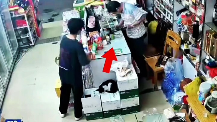 The young man wanted to buy for free, but he didn't know that the boss he met was a tough guy.