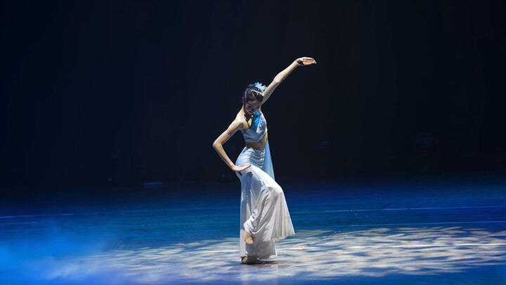 การแสดงระบำเดี่ยวของหญิงชาวไทเรื่อง “กลิ่นหอมหลังฝน”