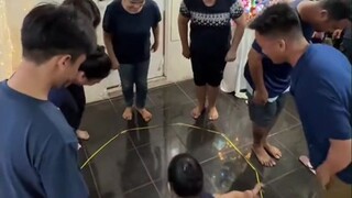 适合全家人一起玩的游戏+1：地上摆个圆圈，听口令跳进去跳出来