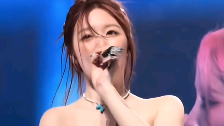 Cô bé cầm ruy-băng biểu diễn trực tiếp bài "Fate"