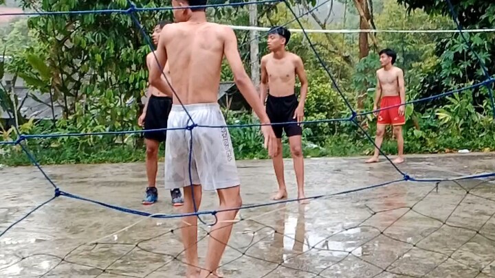 main bola voli sambil hujan-hujanan