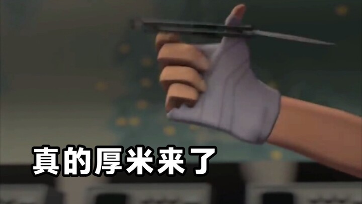 Một người chơi trò kiểu cách, trước mặt Hậu Mễ thì nghịch chiếc lược.