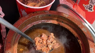 The braised beef noodles on the street cost a hundred yuan for a big bucket.