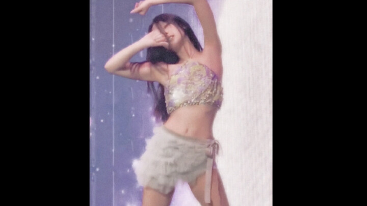 Jennie’s mermaid‑princess look at the Cologne concert is absolutely stunning!!! So on point! Ever‑ch