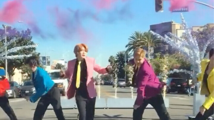 ขณะที่กำลังรอไฟแดงอยู่นั้น จู่ๆ BTS ก็ปรากฏตัวขึ้นตรงหน้าคุณ