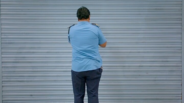 【Film Eksklusif】Sopir satpam menghabiskan satu malam di supermarket, tanpa menyadari dunia di luar s
