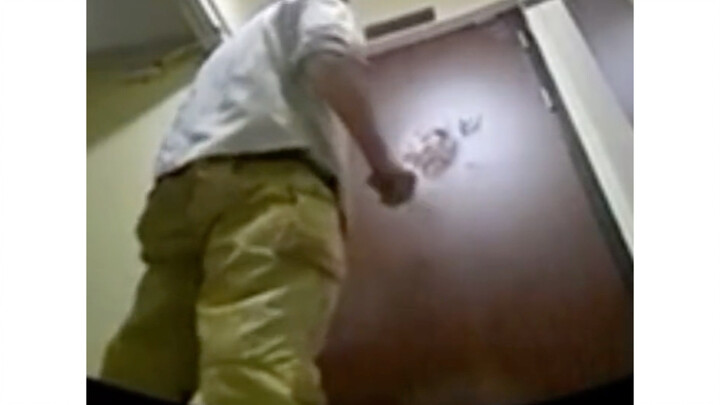 Too terrifying! Man slashes neighbor’s door with a knife—girls living alone, stay extra vigilant!