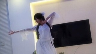 Pada malam pertama libur musim dingin, siswa sekolah menengah menampilkan semua tarian klasik favori