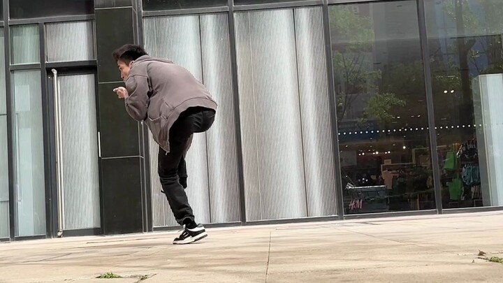 Everyone, watch your step and don’t lose your shoes.