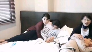 แม่ของเกาบอกว่าถ้าพี่ชายของเกาเกาไม่อุ้มเขา เขาจะมองพี่ชายต่อไปจนกว่าพี่ชายจะอุ้มเขาไว้