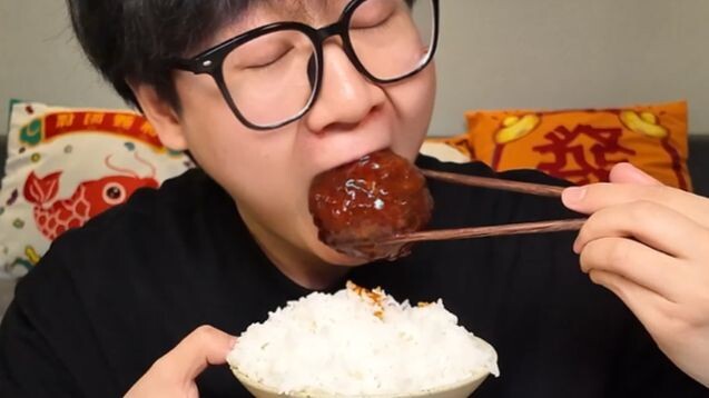 Dapat sedikit uang, habis semuanya untuk makan...