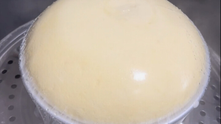 Mahasiswi dengan berani memasuki lingkaran pembuat kue