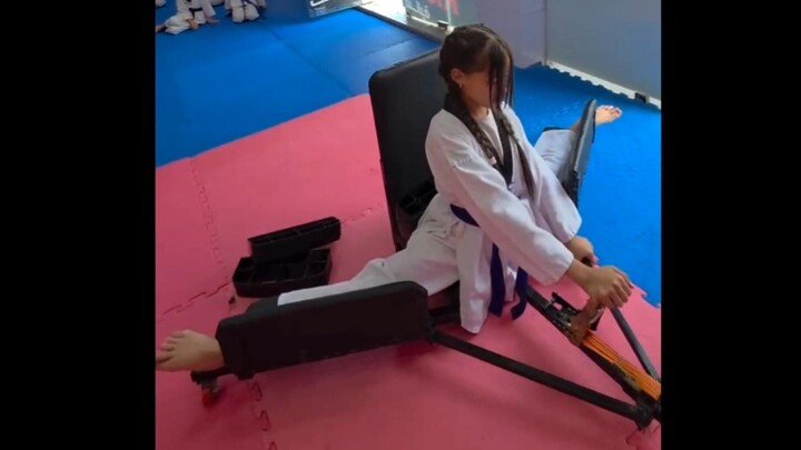 New-type split-machine – see how flexible the girl is