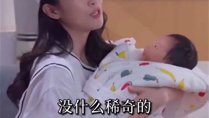 لماذا يُقال إن الأم يجب أن تكون قوية؟ لأن الأب ما زال ضعيفًا جدًا!