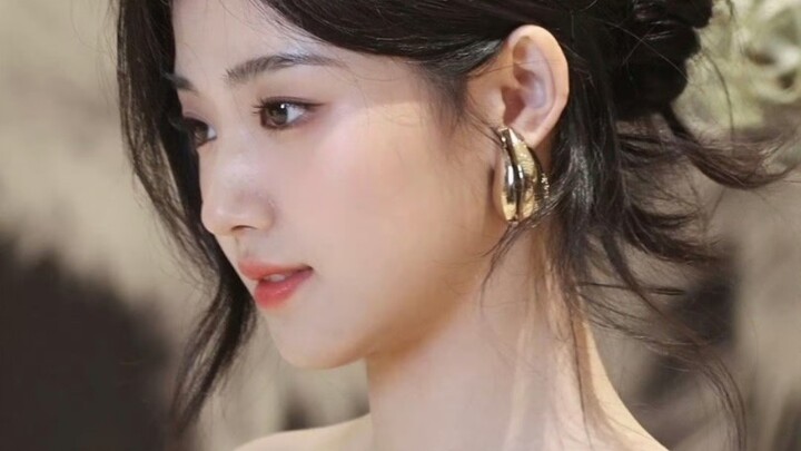 She’s finally evolved into a proper female celebrity! I’d call it “Lu Yuxiao’s signature look.”