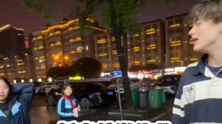Trẻ em Trung Quốc ngày nay có tuyệt vời đến thế không? Bắt gặp người nước ngoài làm bài tập trên phố