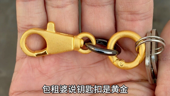 A keychain made of gold is just too luxurious!