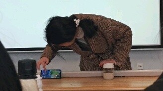 Saat Anda sedang bermain game di kelas dan guru menyita ponsel Anda...