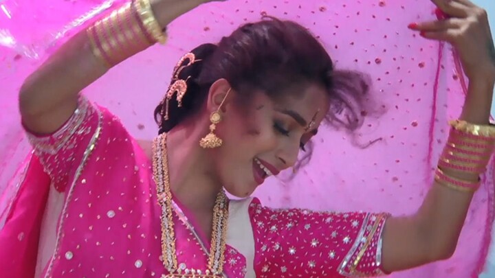 [ลูกพีชมนุษย์] มาธุรี ดิกซิต เทพธิดาแห่งการเต้นรำของอินเดียผู้ซึ่งอยู่ในจุดสูงสุดแห่งความงามของเธอ