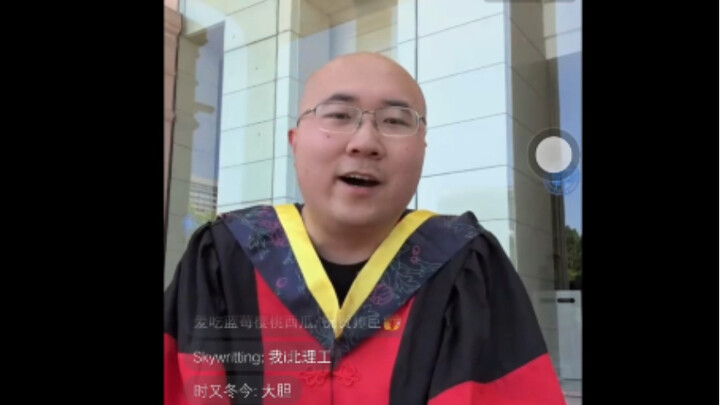 At his Fudan University PhD graduation photo session, he passionately sang the Peking University of 
