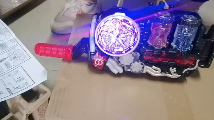 A female college student's simple and clumsy belt unboxing video