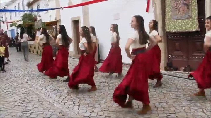 Pertunjukan tari di pekan raya abad pertengahan di Portugal