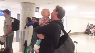 When the baby sees Daddy coming back, it's so adorable!