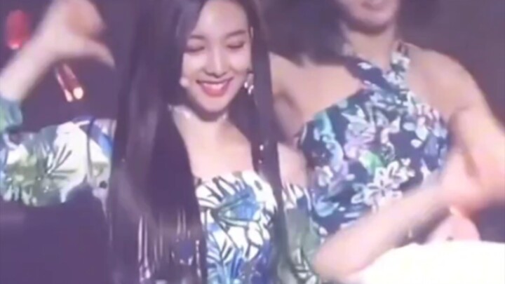 Trời ơi, TWICE lại làm một bài hát cũ nổi tiếng rồi, còn tôi thì vẫn đang “go hard” đây
