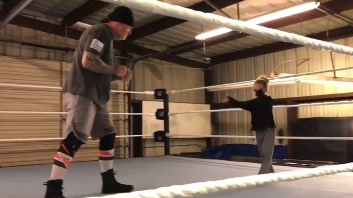 [Sports] The Undertaker Wrestling with His Daughter