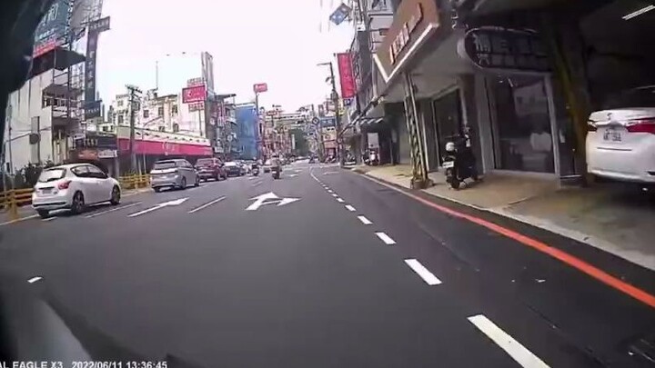 Bài học xương máu: Cháu trai chở bà đi phượt bằng xe máy tốc độ cao, bà vẫn ổn chỉ bị trầy xước nhẹ.