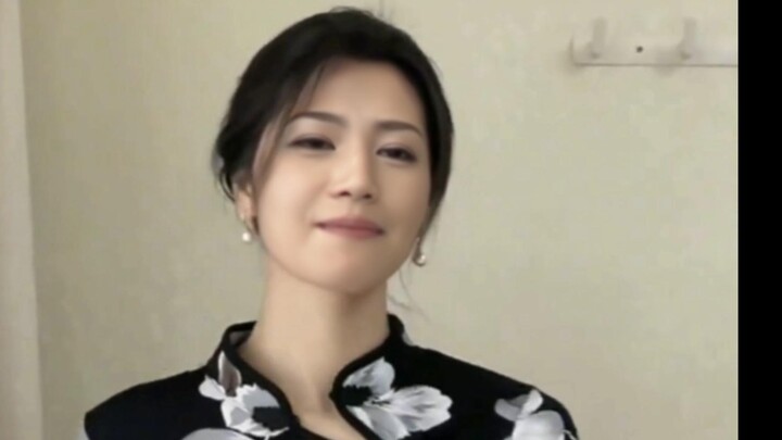 Em gái sườn xám lắc lư chậm rãi