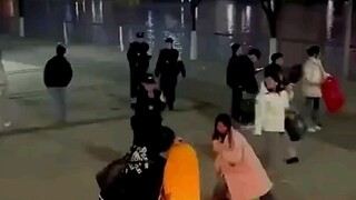 من يجيد الكلام، فليتفضل