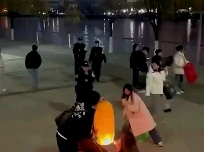 من يجيد الكلام، فليتفضل