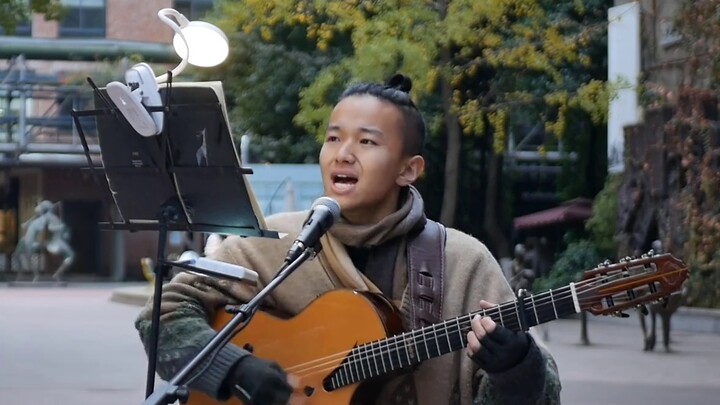 Powerful music on the streets of Chengdu!!! Theme song of the legendary show "Run with the Wind"!!!