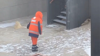 冬奥村下雪了，谢谢荷兰队扫雪？