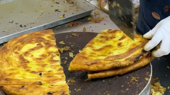 Scallion pancakes you have to line up for in the towns around Xi’an!