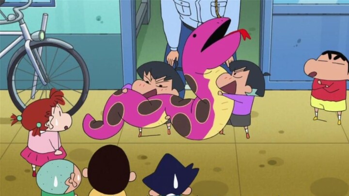 Shin-chan gives gifts to the quarreling twins, and the fight escalates