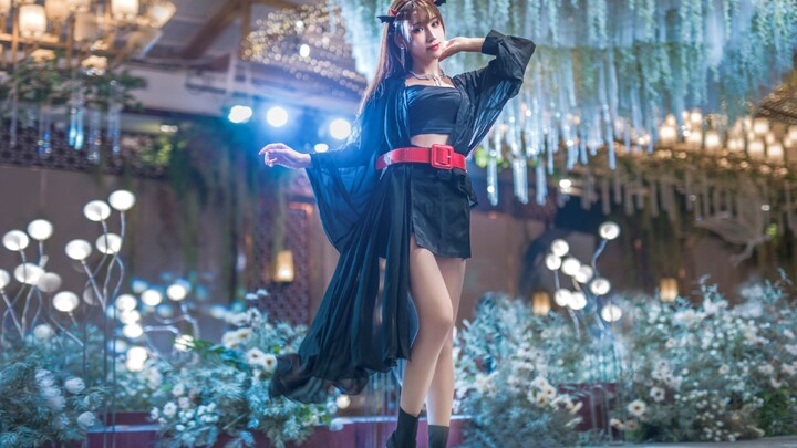 Kakak cantik menari lip-sync langsung di tempat, gaya seksi sekaligus imut—saya suka semuanya! “Suda