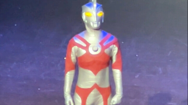 Vở kịch Qi'ao Tianzun - Ultraman bị fan Ultraman chỉ trích nên tôi đến xem. Khó mà nói, khá thú vị v