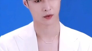 Anh cứ khăng khăng đòi em lại gần và mở nó ra... và anh không vui vì điều đó.