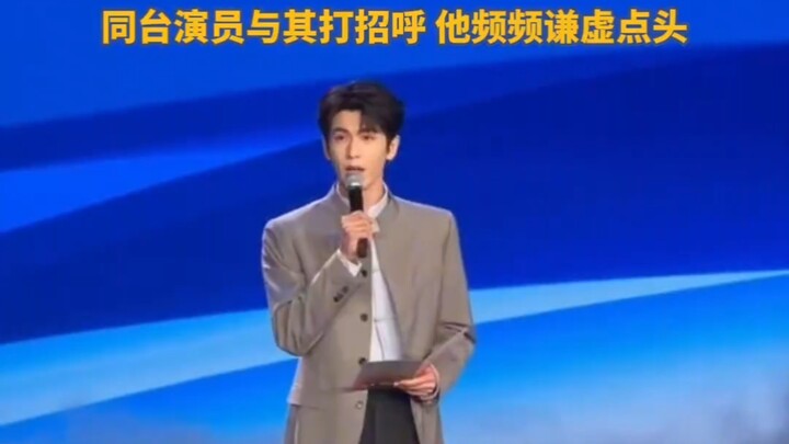 “What a six-minute impromptu speech!” Standing 1.9 meters tall and dressed in a gray Zhongshan suit,